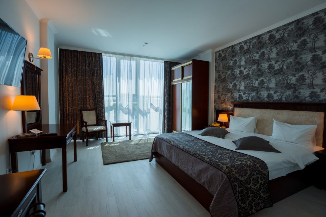 Двухместный (Стандарт улучшенный с двуспальной кроватью и диваном) отеля Marins Grand Hotel Астрахань