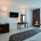 Двухместный (Стандарт улучшенный с двуспальной кроватью и диваном), Отель Marins Grand Hotel Астрахань