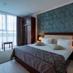Двухместный (Стандарт улучшенный с двуспальной кроватью с видом на Волгу), Отель Marins Grand Hotel Астрахань