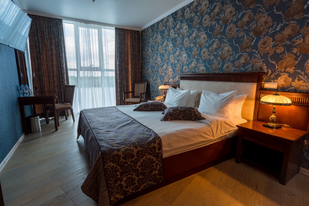 Люкс (Люкс двухкомнатный с двуспальной кроватью и диваном) отеля Marins Grand Hotel Астрахань