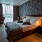 Люкс (Люкс двухкомнатный с двуспальной кроватью и диваном), Отель Marins Grand Hotel Астрахань