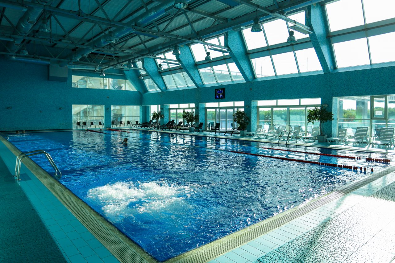 Крытый подогреваемый бассейн в SPA-центре, Отель Marins Grand Hotel Астрахань