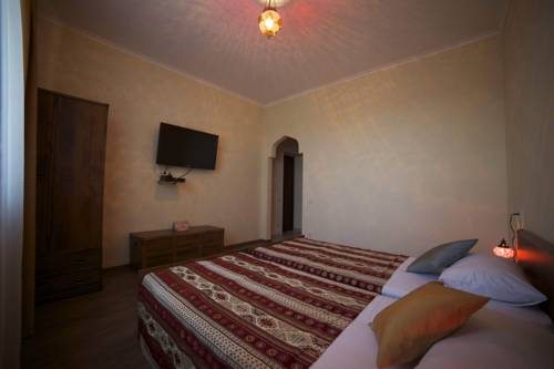 Двухместный (Стандартный двухместный номер с 2 отдельными кроватями) гостевого дома Магриб и Шарк, Поповка, Крым