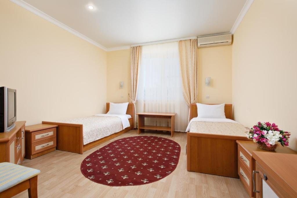 Двухместный (Двухместный номер с 2 отдельными кроватями и душем) мини-отеля Турист на Георгиевском шоссе, Пятигорск