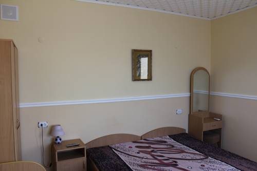 Трехместный (Классический трехместный номер) гостевого дома Медовый месяц, Поповка, Крым