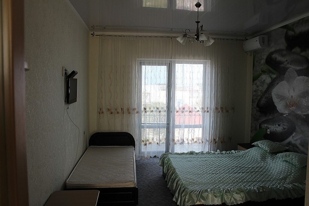 Трёхместный и более (Койко-место в 5-местном номере, Стандарт) гостевого дома Медовый месяц, Поповка, Крым