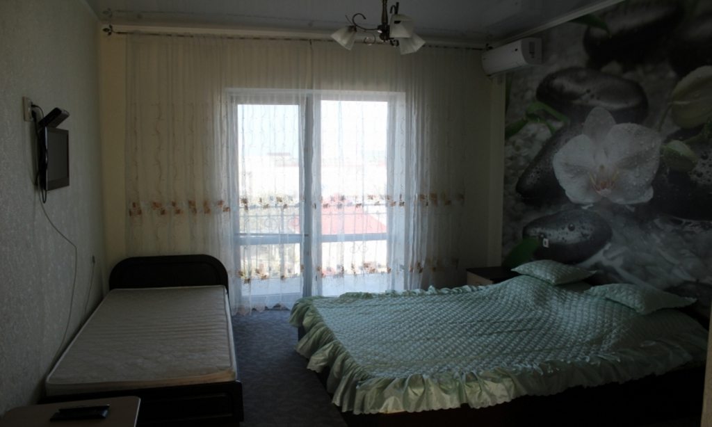 Люкс (Койко-место в 4-местном номере) гостевого дома Медовый месяц, Поповка, Крым