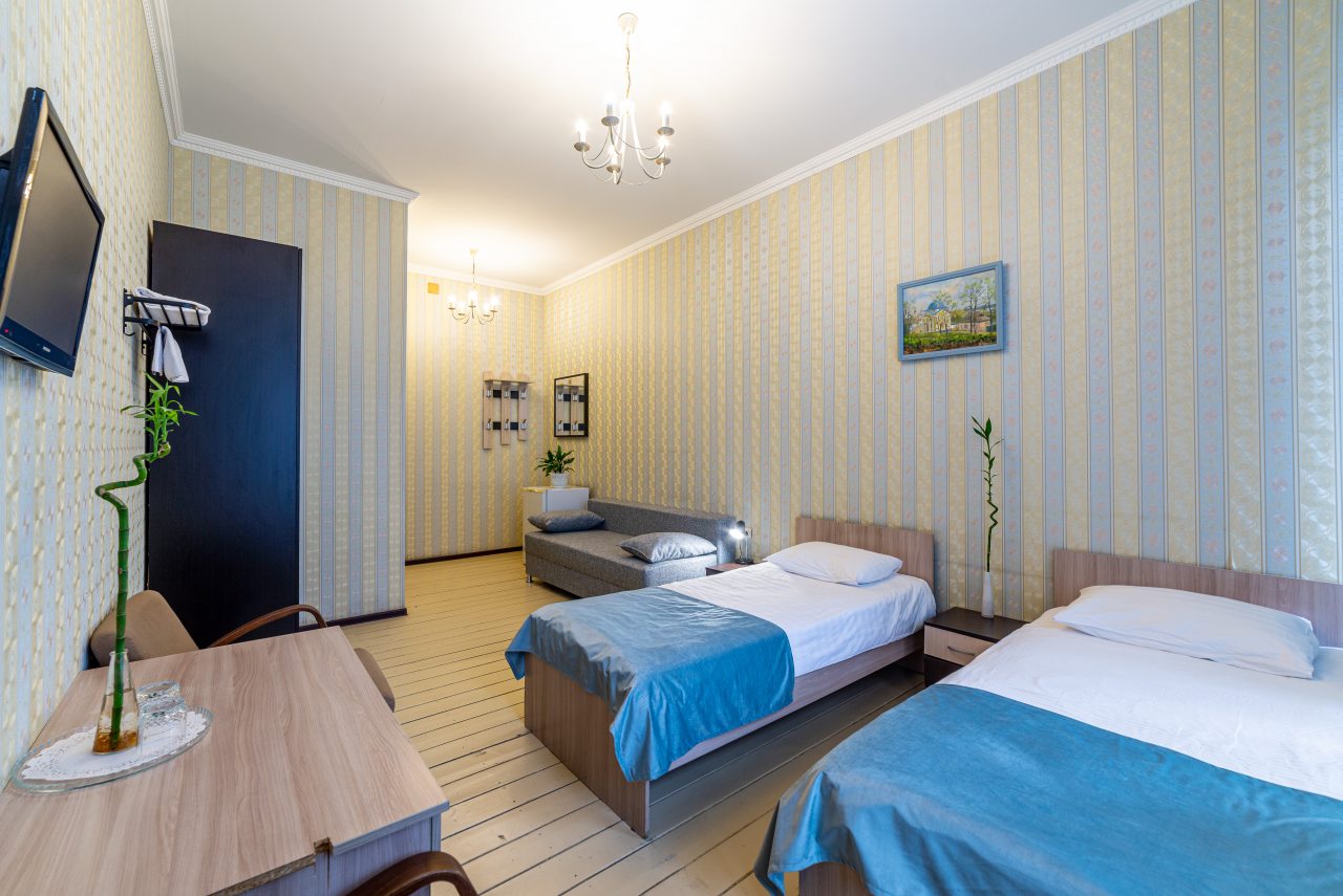 Четырехместный (Номер эконом с 2мя кроватями и диваном, с общей душевой комнатой) гостиницы Викена, Санкт-Петербург