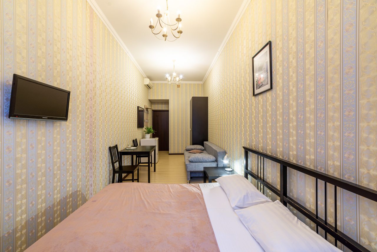 Четырехместный (С 1 кроватью и диваном, с  общей душевой комнатой) гостиницы Викена, Санкт-Петербург