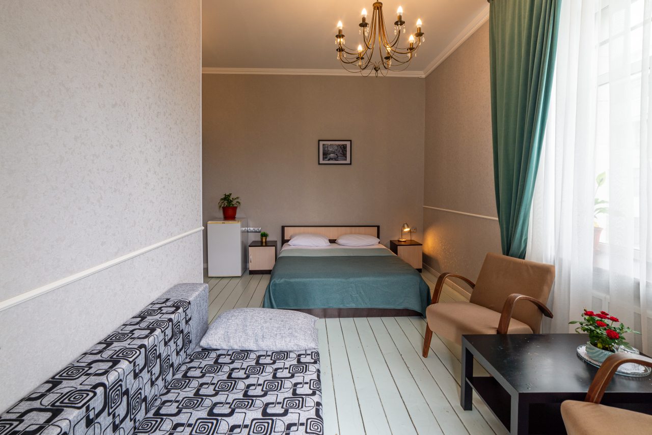 Диван и холодильник