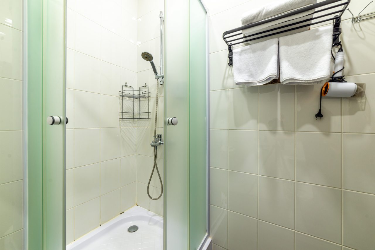 Душевая кабинка и фен + полотенца