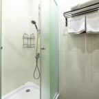 Душевая кабинка и фен + полотенца