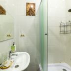 Душевая кабина и зеркало