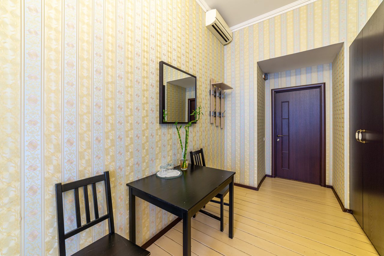 Зеркало и шкаф