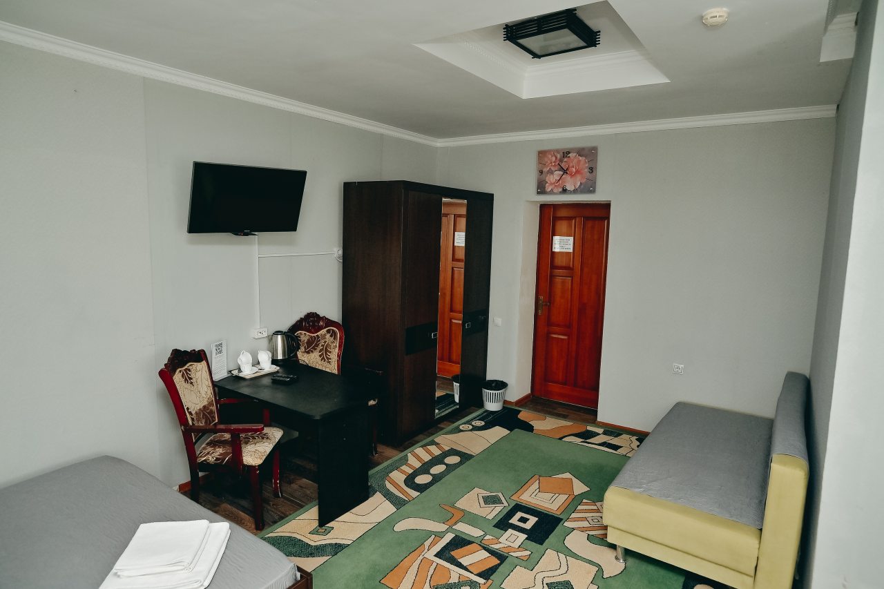 Отличный вариант для отдыха всей семьёй, две кровати и диван