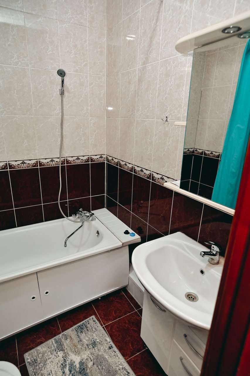 Комфортный номер с односпальными кроватями для двух гостей.