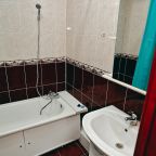 Комфортный номер с односпальными кроватями для двух гостей.