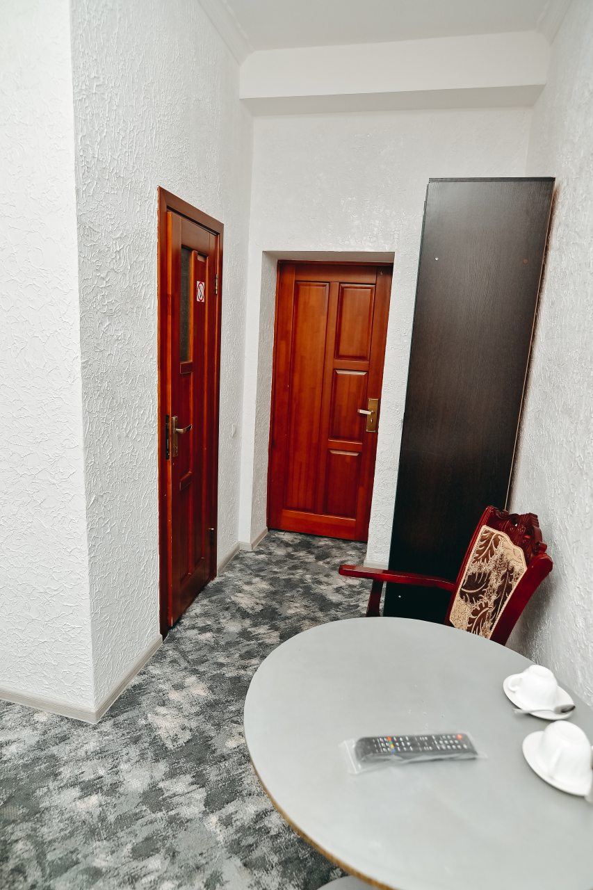 Комфортный номер с односпальными кроватями для двух гостей.