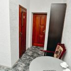 Комфортный номер с односпальными кроватями для двух гостей.