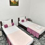 Комфортный номер с односпальными кроватями для двух гостей.