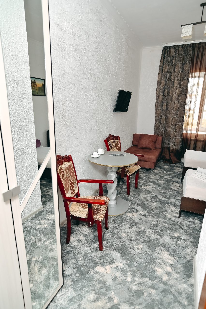 Комфортный номер с односпальными кроватями для двух гостей.