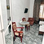 Комфортный номер с односпальными кроватями для двух гостей.