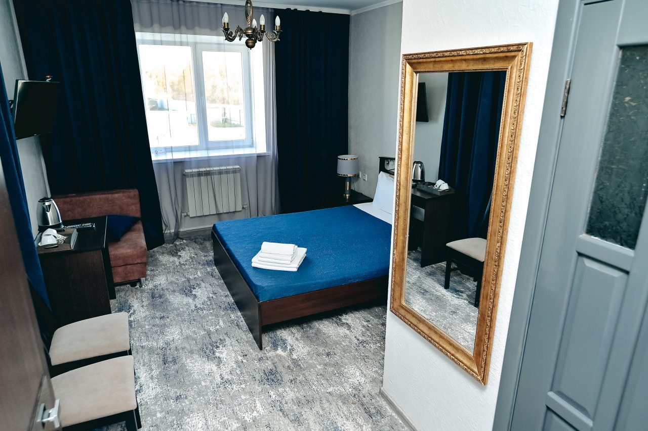 Комфортный стандартный номер с одной двуспальной кроватью