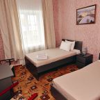 Светлый стандартный номер с двумя односпальными кроватями