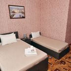 Светлый стандартный номер с двумя односпальными кроватями