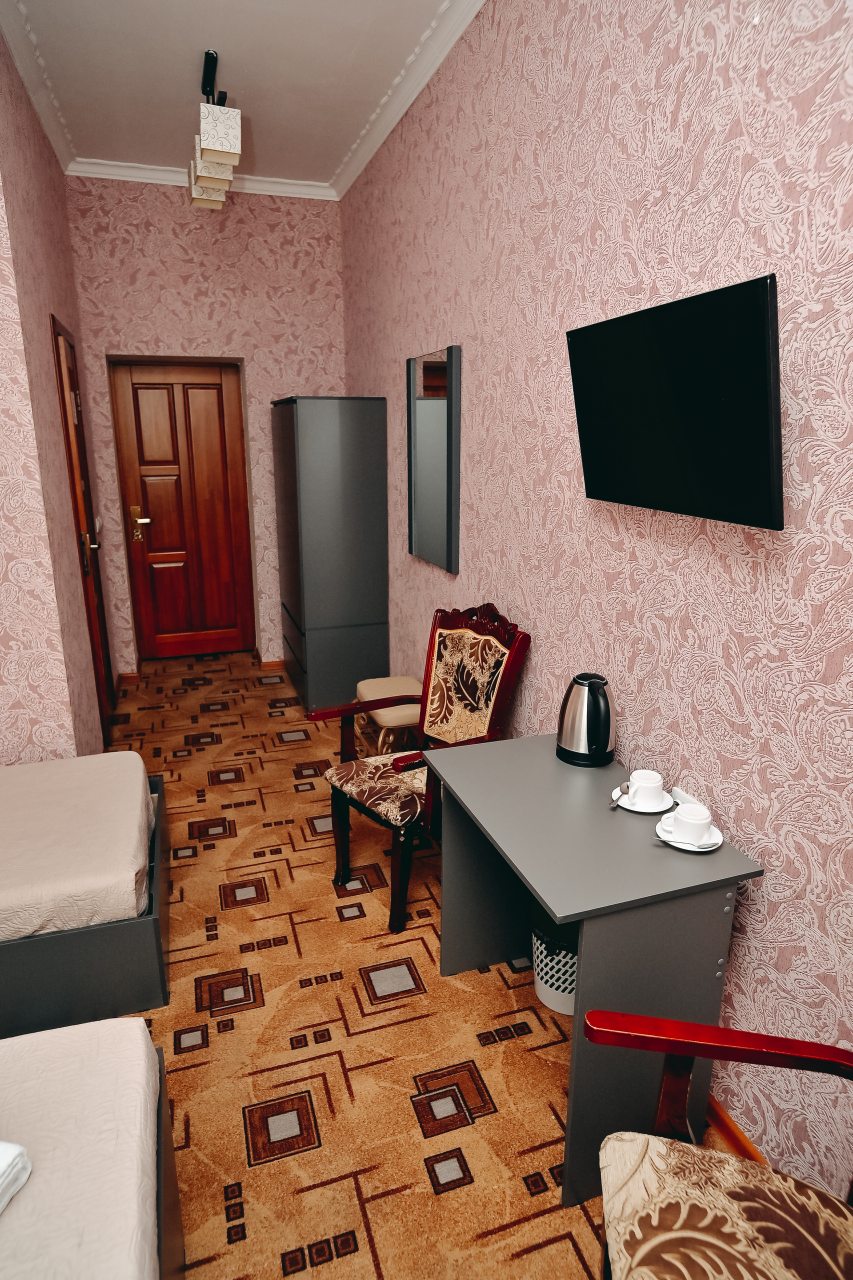 Светлый стандартный номер с двумя односпальными кроватями