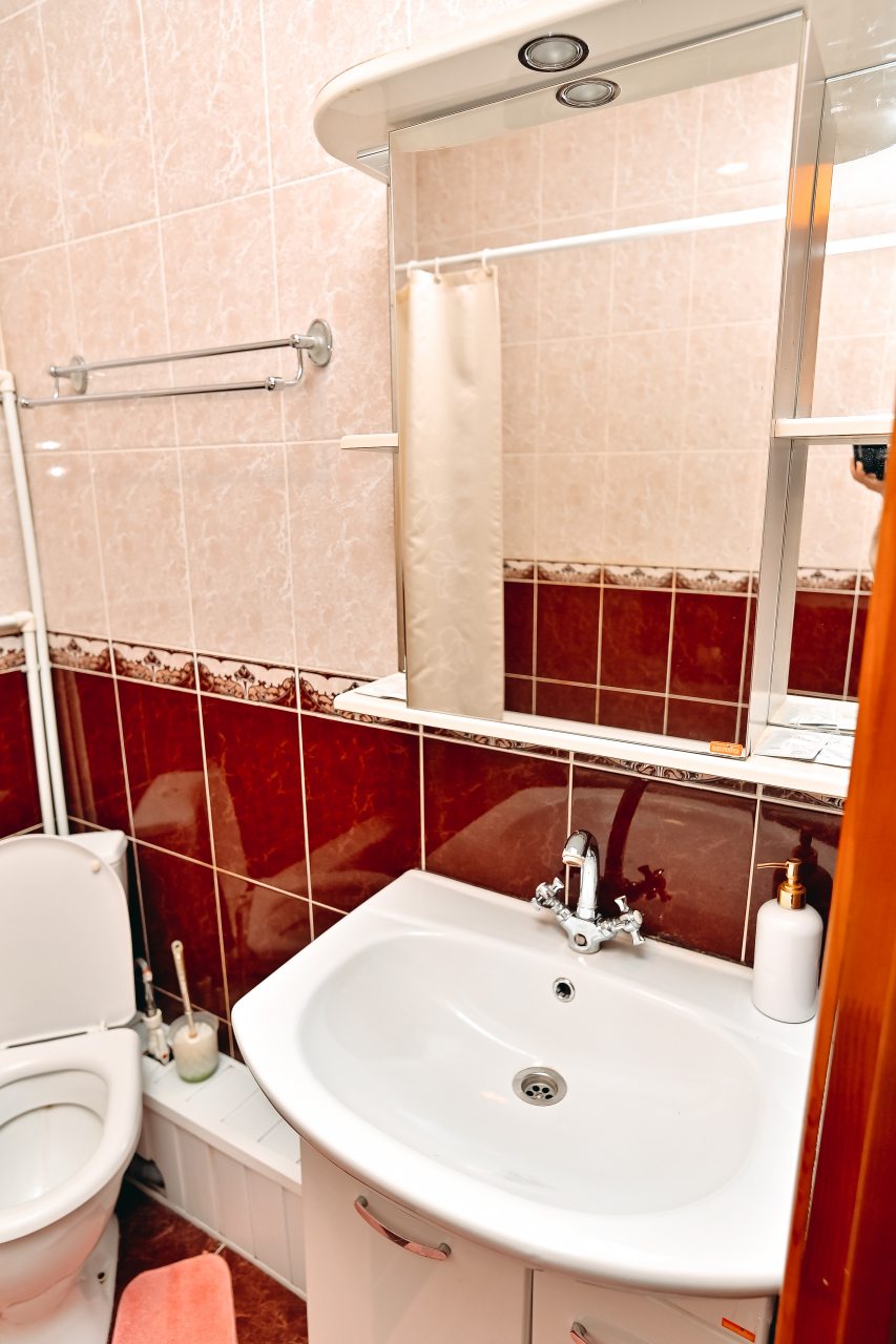 Светлый стандартный номер с двумя односпальными кроватями