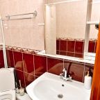 Светлый стандартный номер с двумя односпальными кроватями