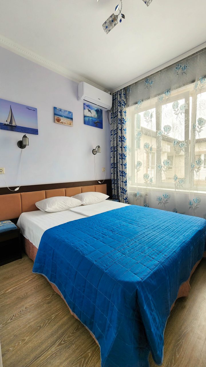 Двухместный, Гостиница Улей