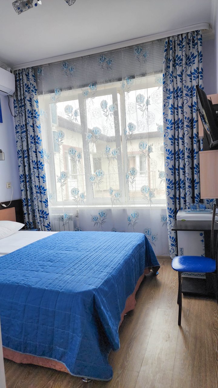 Двухместный, Гостиница Улей