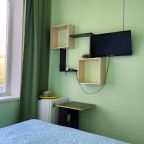 Двухместный, Гостиница Улей