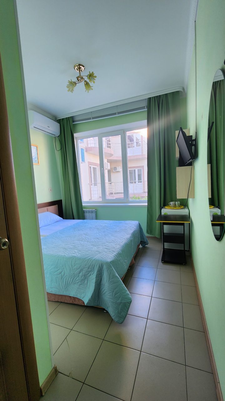 Двухместный, Гостиница Улей