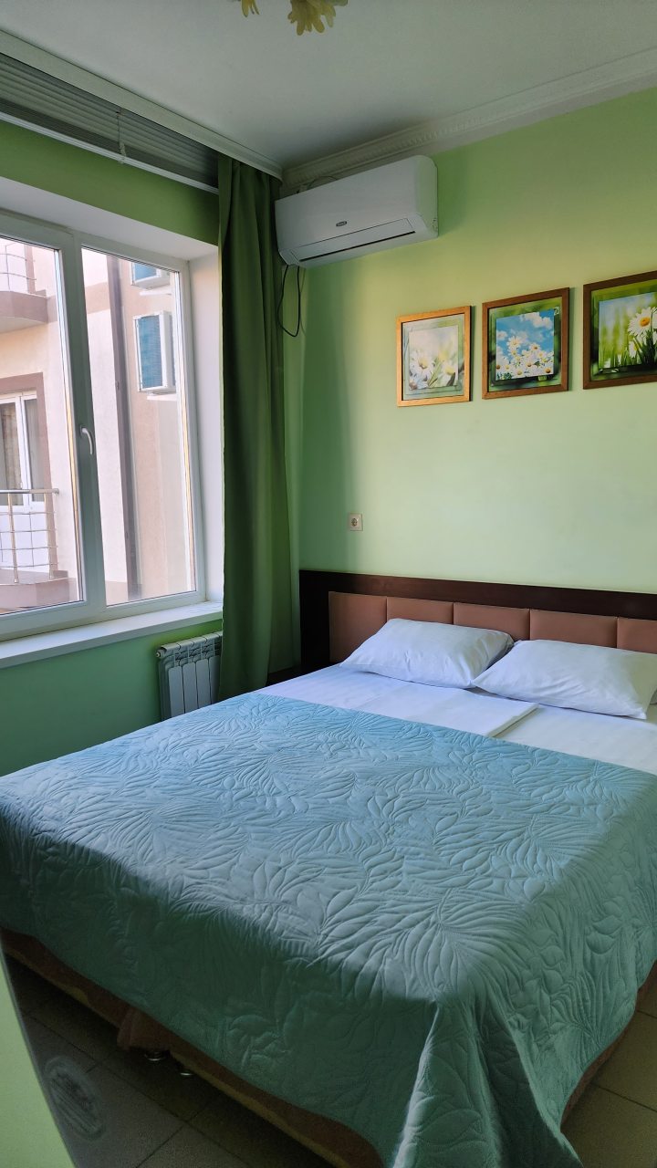 Двухместный, Гостиница Улей