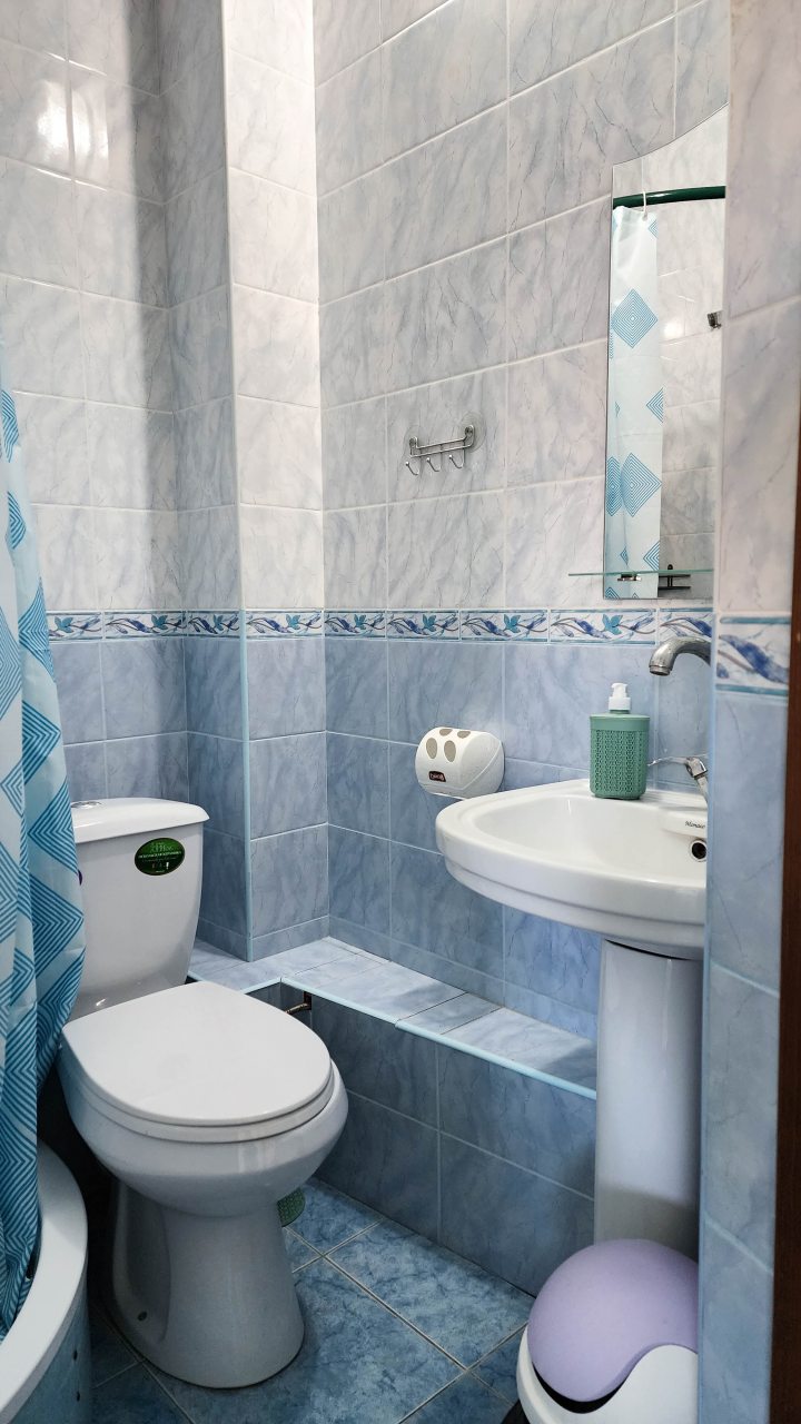 Трехместный, Гостиница Улей