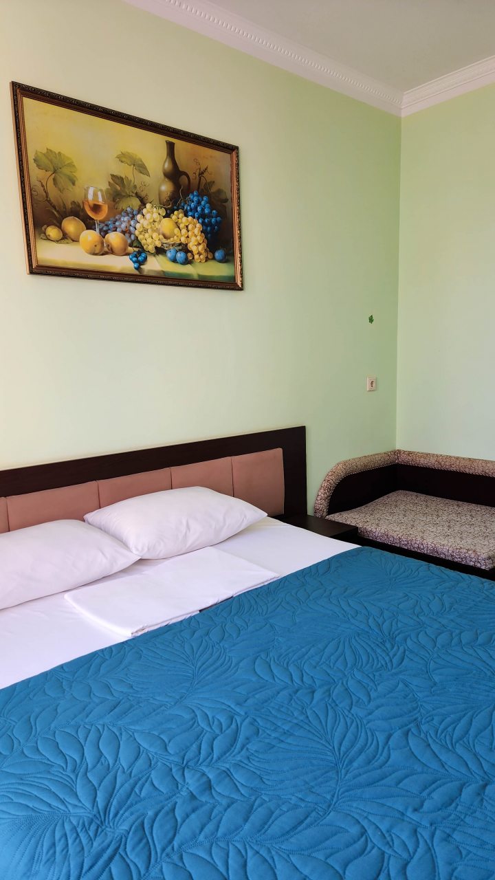 Трехместный, Гостиница Улей