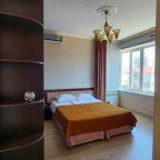 Трехместный, Гостиница Улей