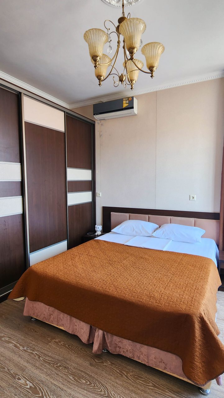 Трехместный, Гостиница Улей