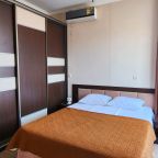 Трехместный, Гостиница Улей