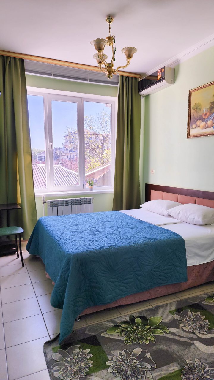 Трехместный, Гостиница Улей