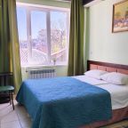 Трехместный, Гостиница Улей