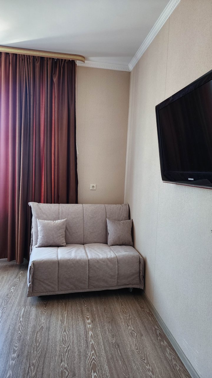 Трехместный, Гостиница Улей