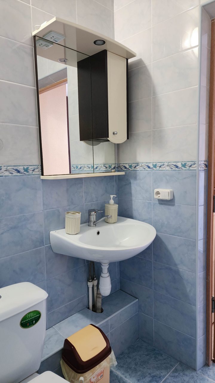 Трехместный, Гостиница Улей