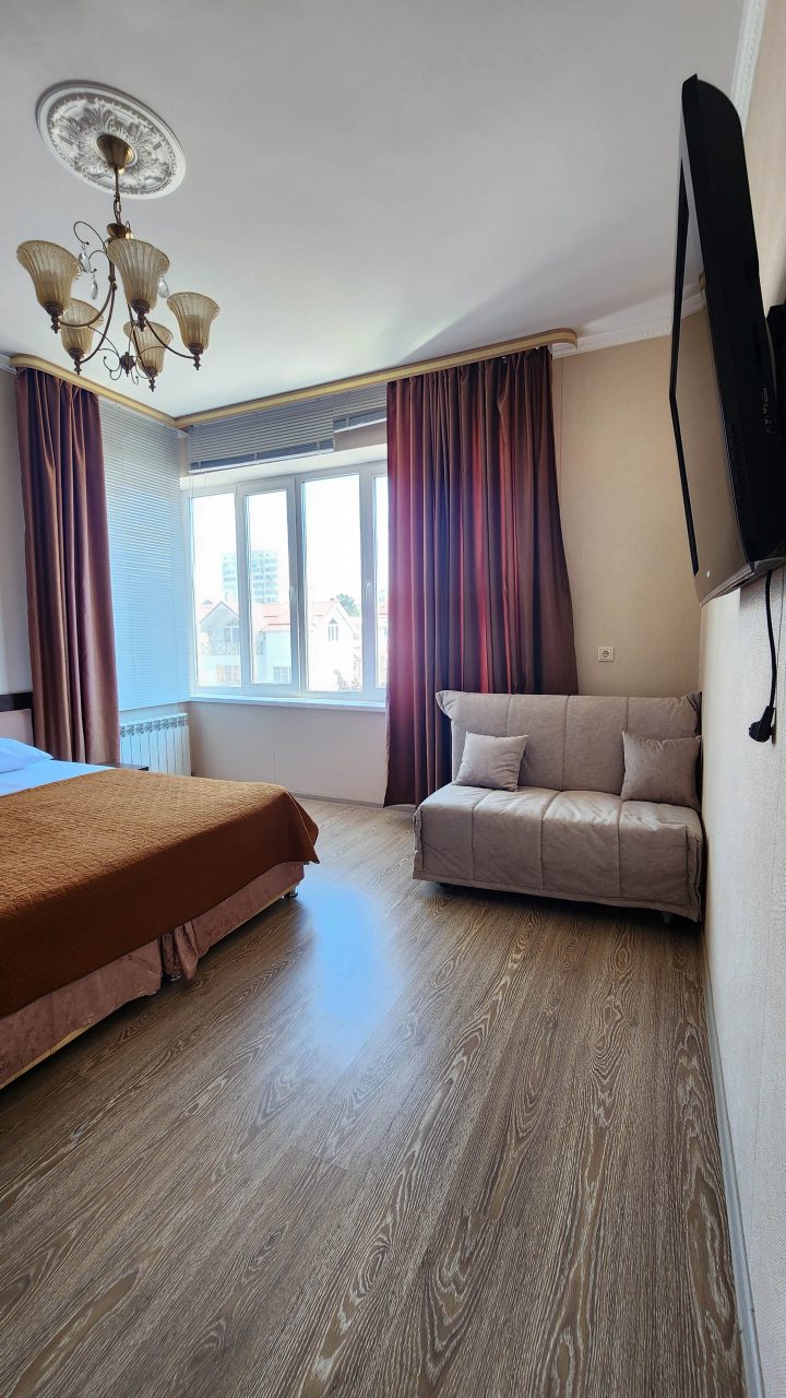 Трехместный, Гостиница Улей