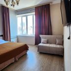 Трехместный, Гостиница Улей