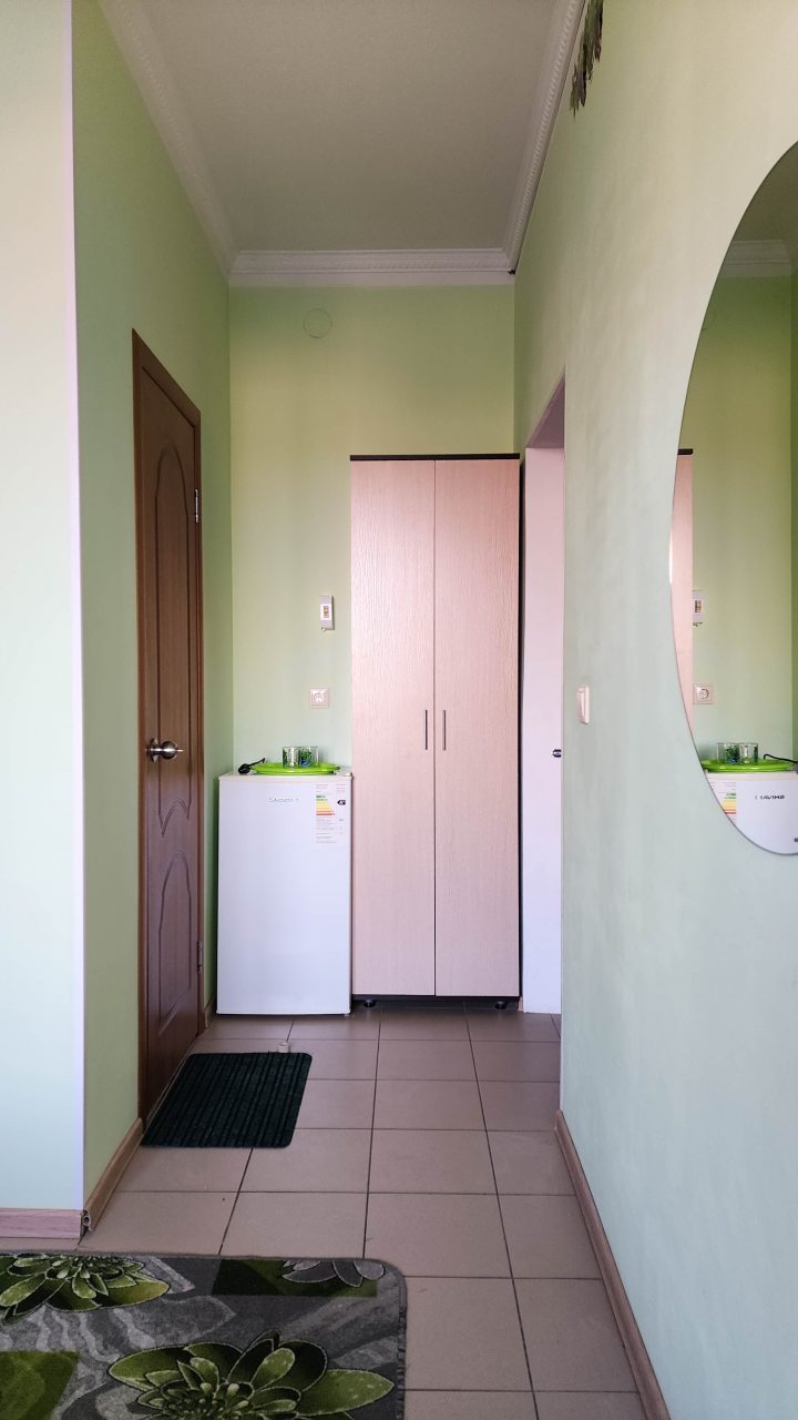 Трехместный, Гостиница Улей