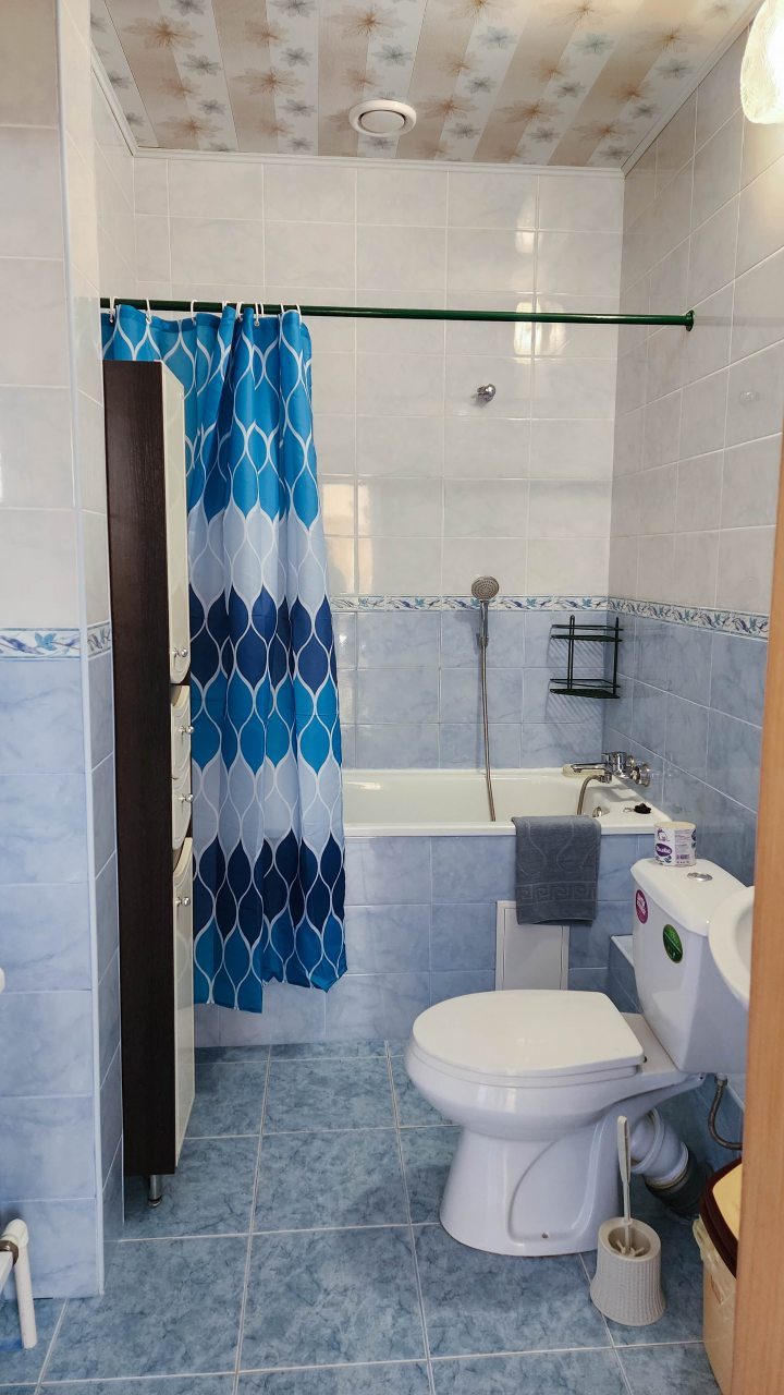 Трехместный, Гостиница Улей